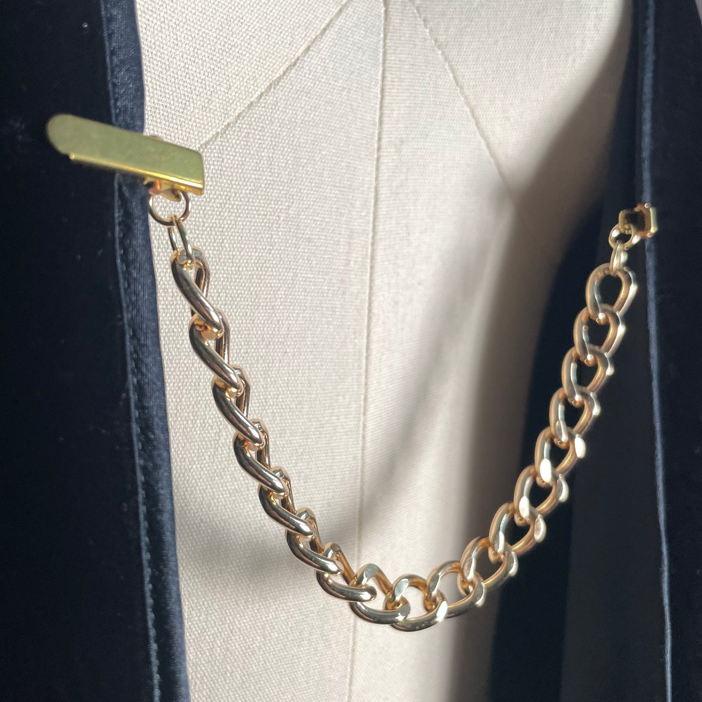 simple goldtone collar chain