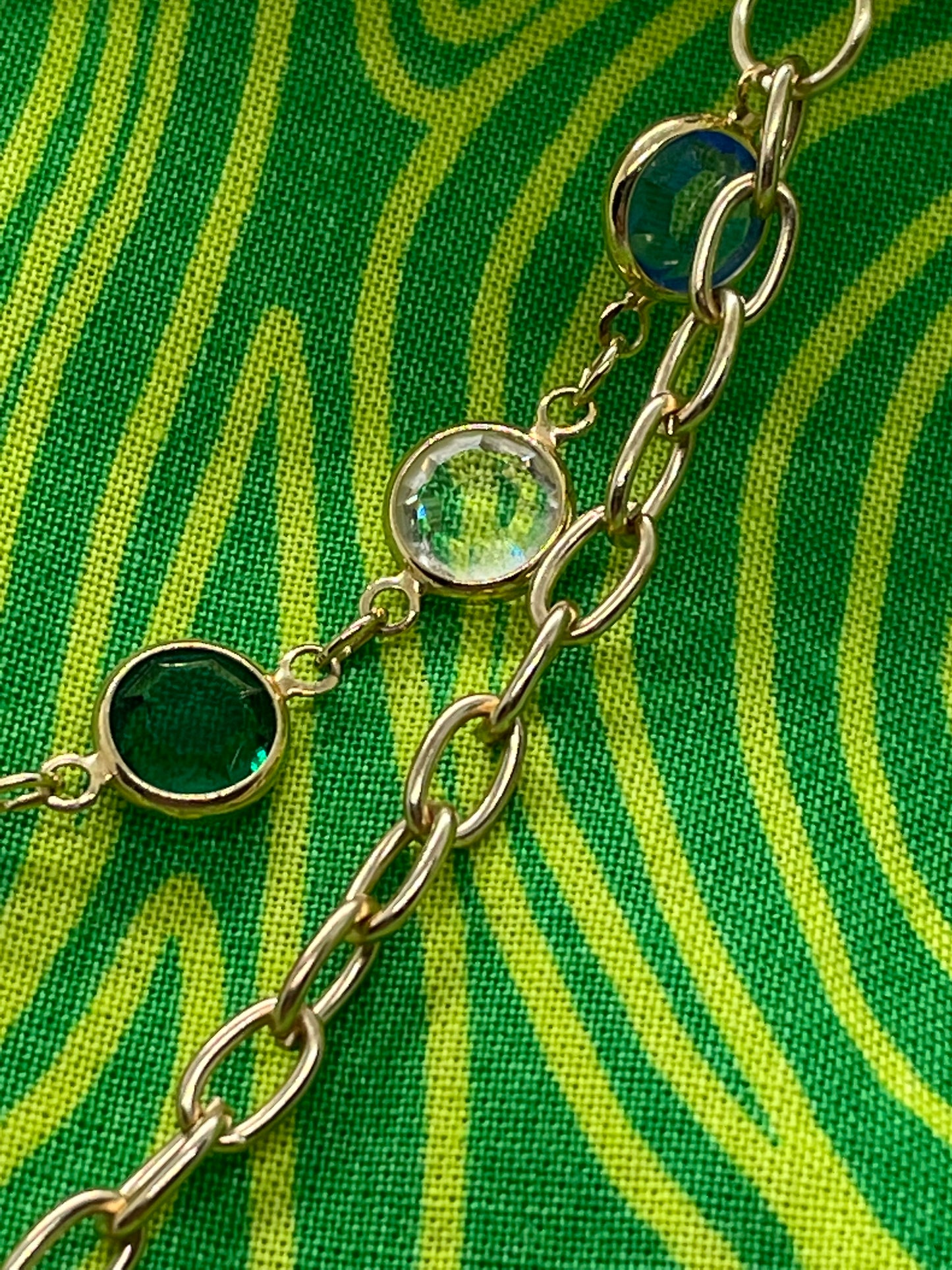 Bezeled collar chain