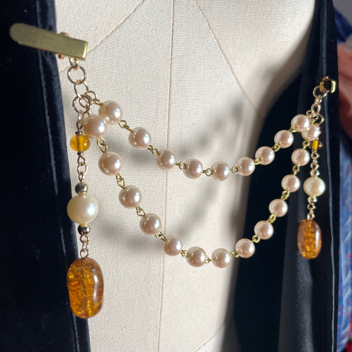 Pearl amber drop collar clip