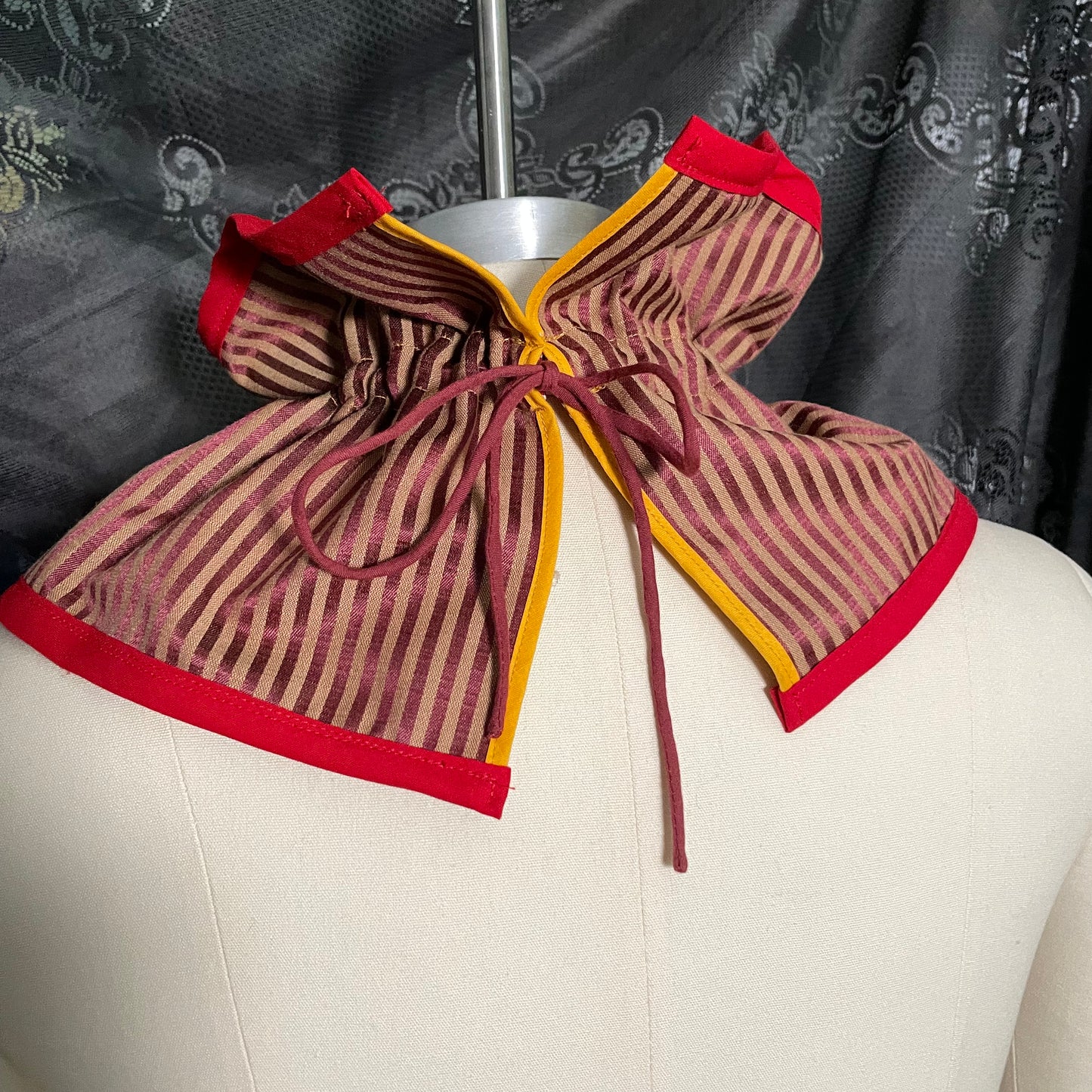 Red stripe Ruffle Collar