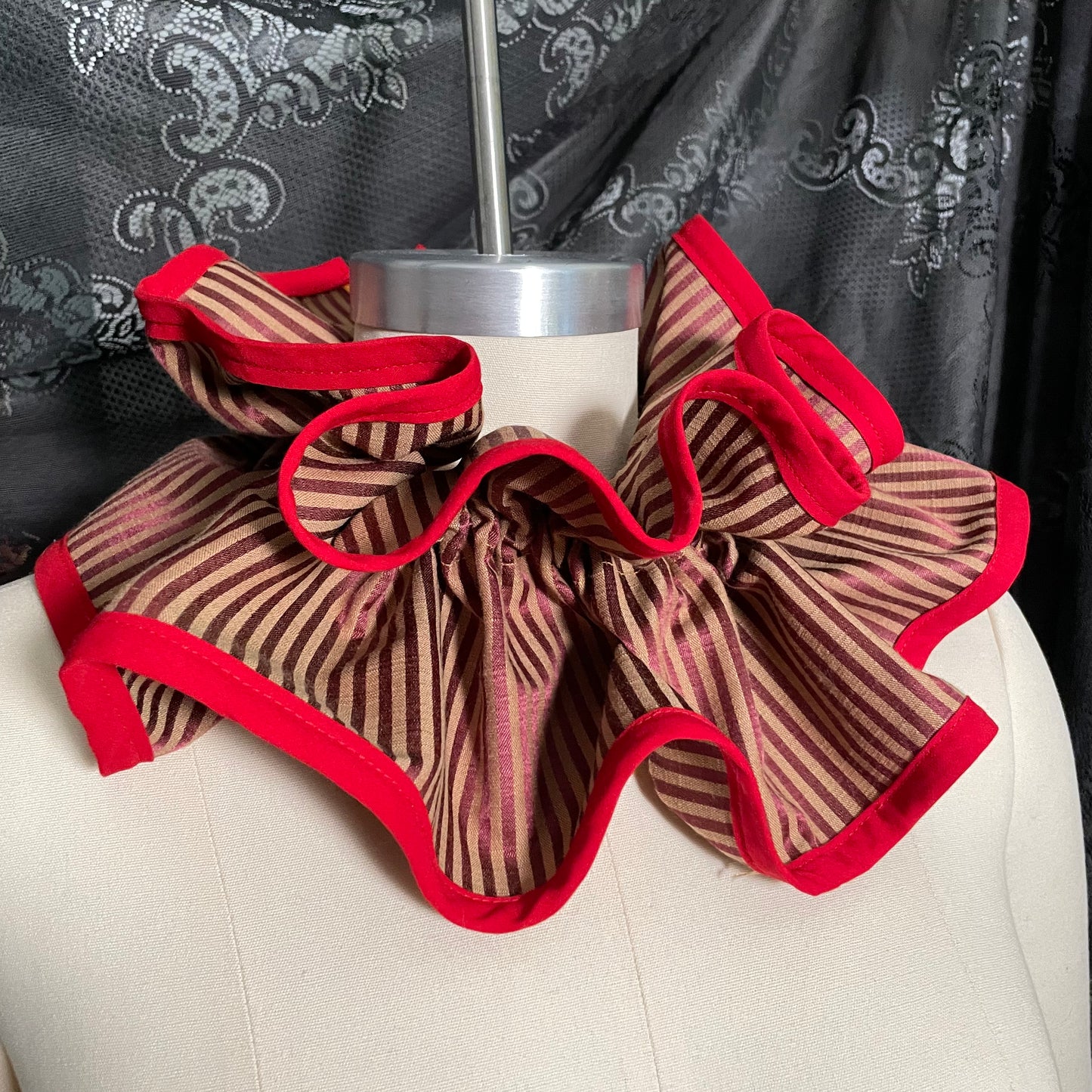 Red stripe Ruffle Collar