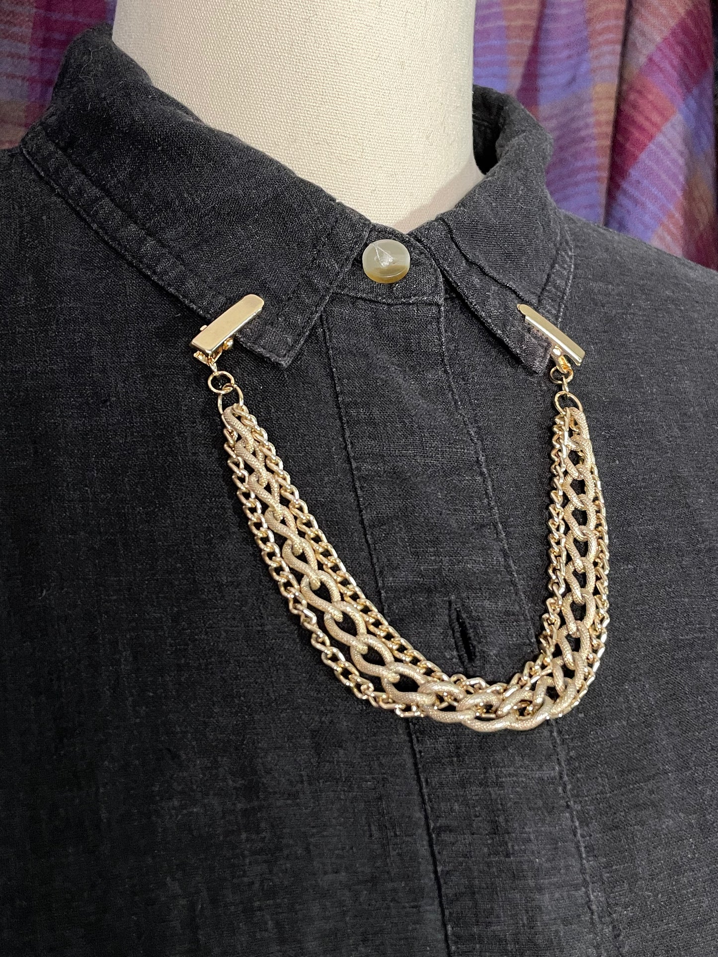 Tri-chain gold tone collar clip