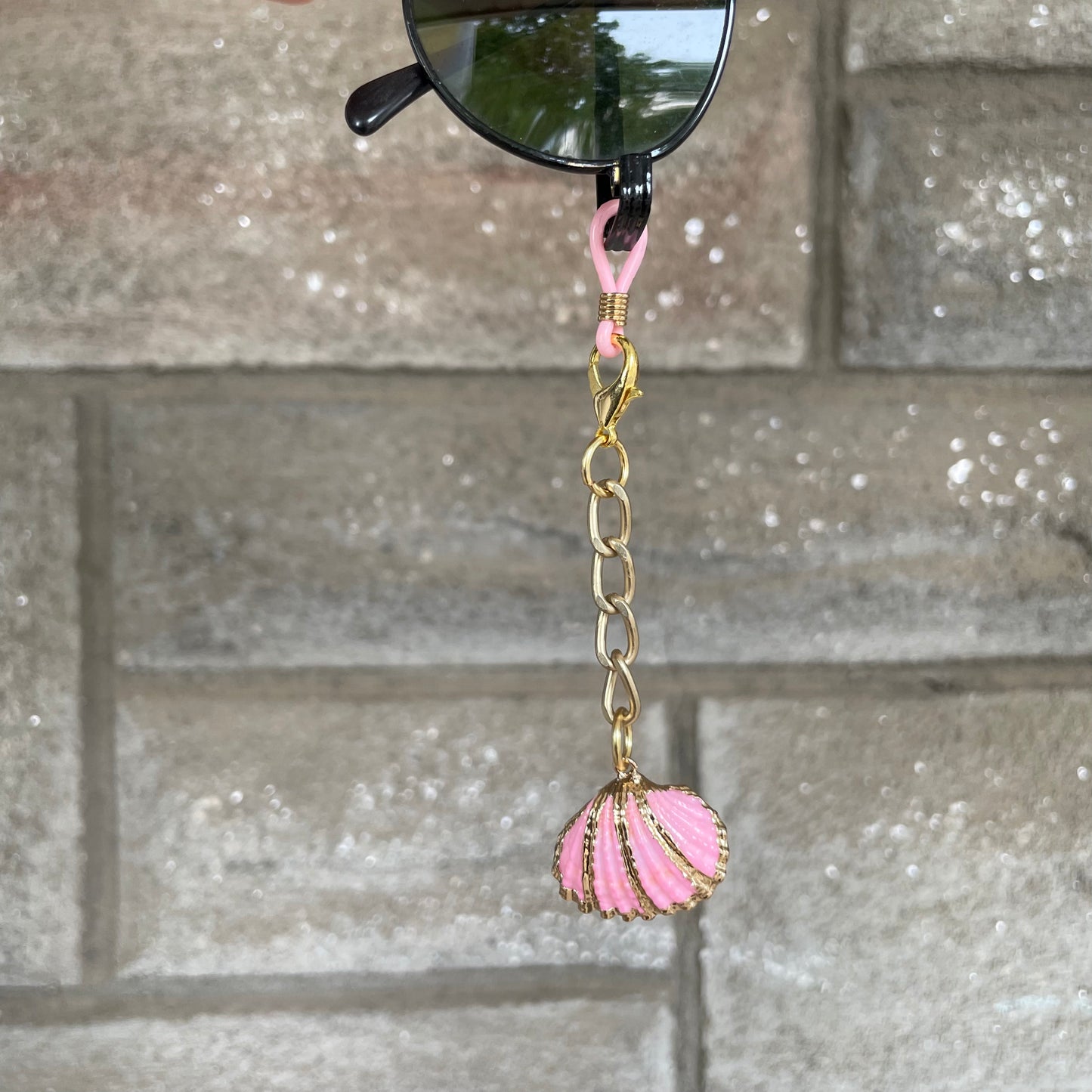 eyeglass charm - pink clam