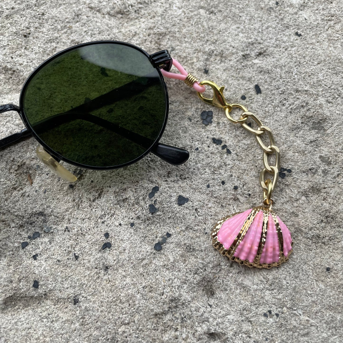 eyeglass charm - pink clam