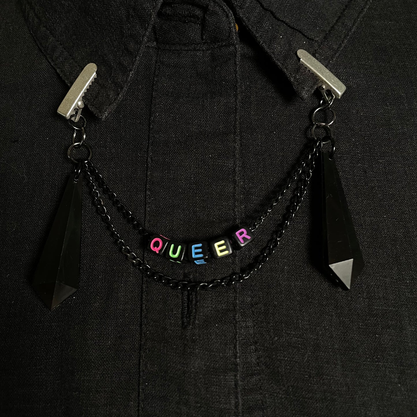 Queer clip chain - black light