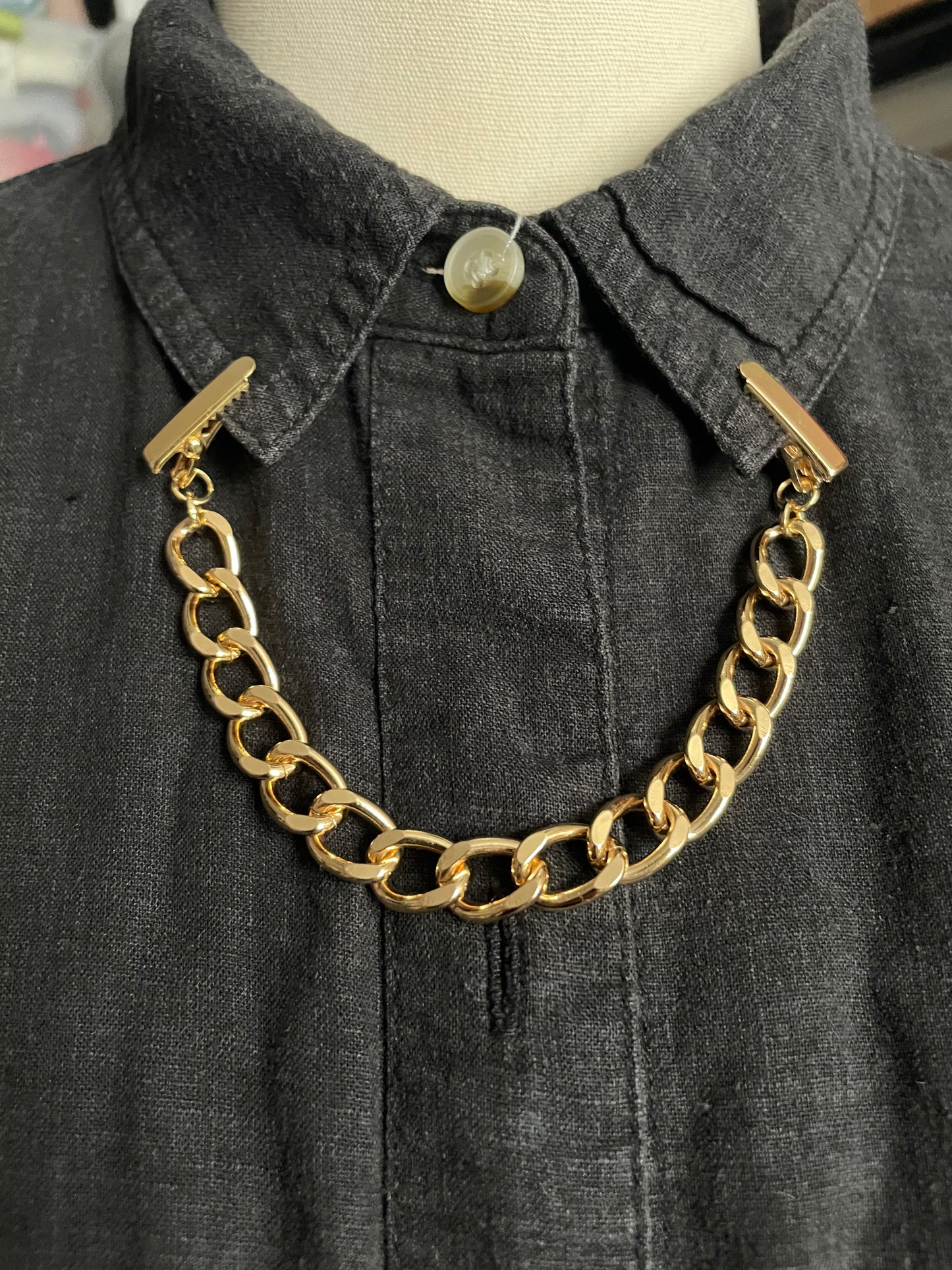simple goldtone collar chain