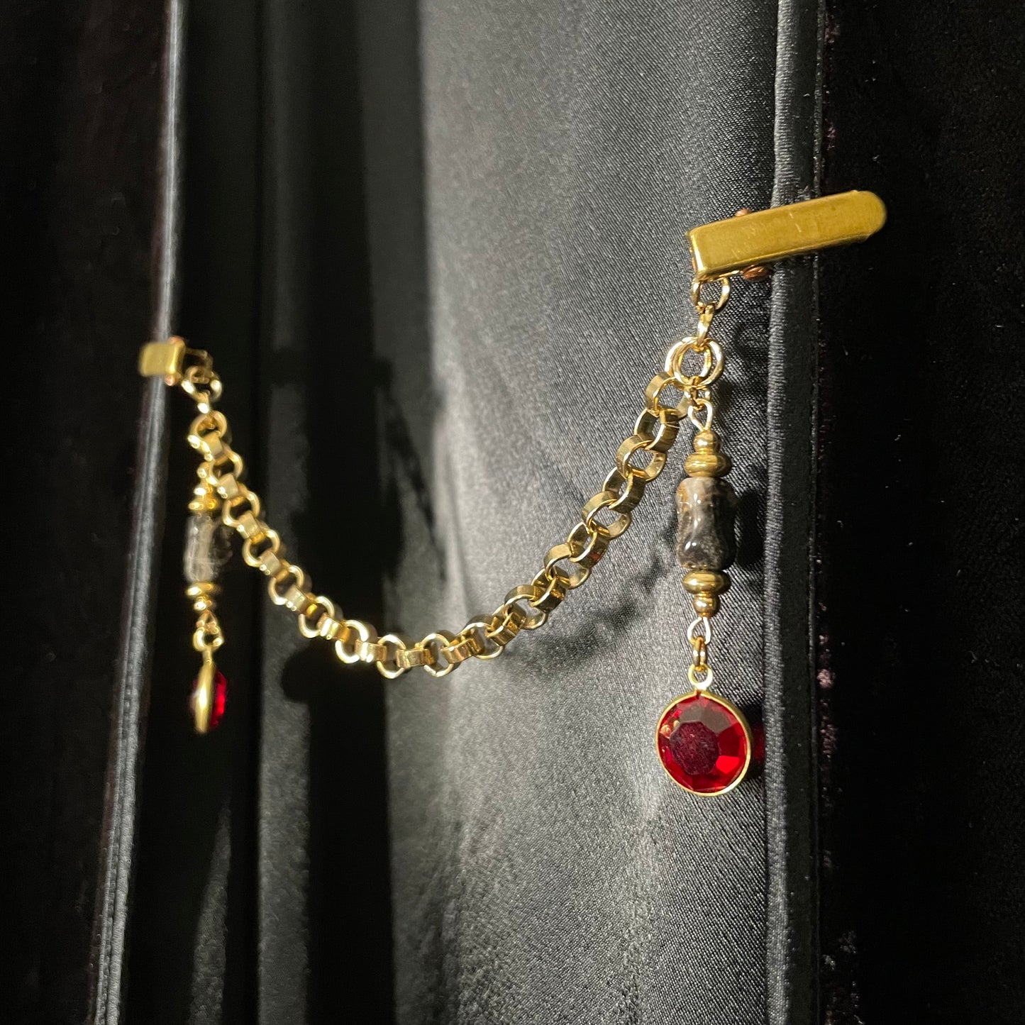 Garland chain goldtone collar clip