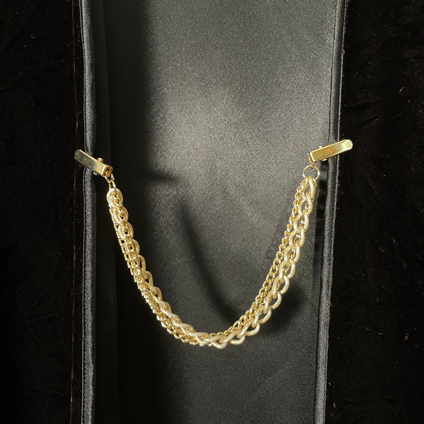 Tri-chain gold tone collar clip