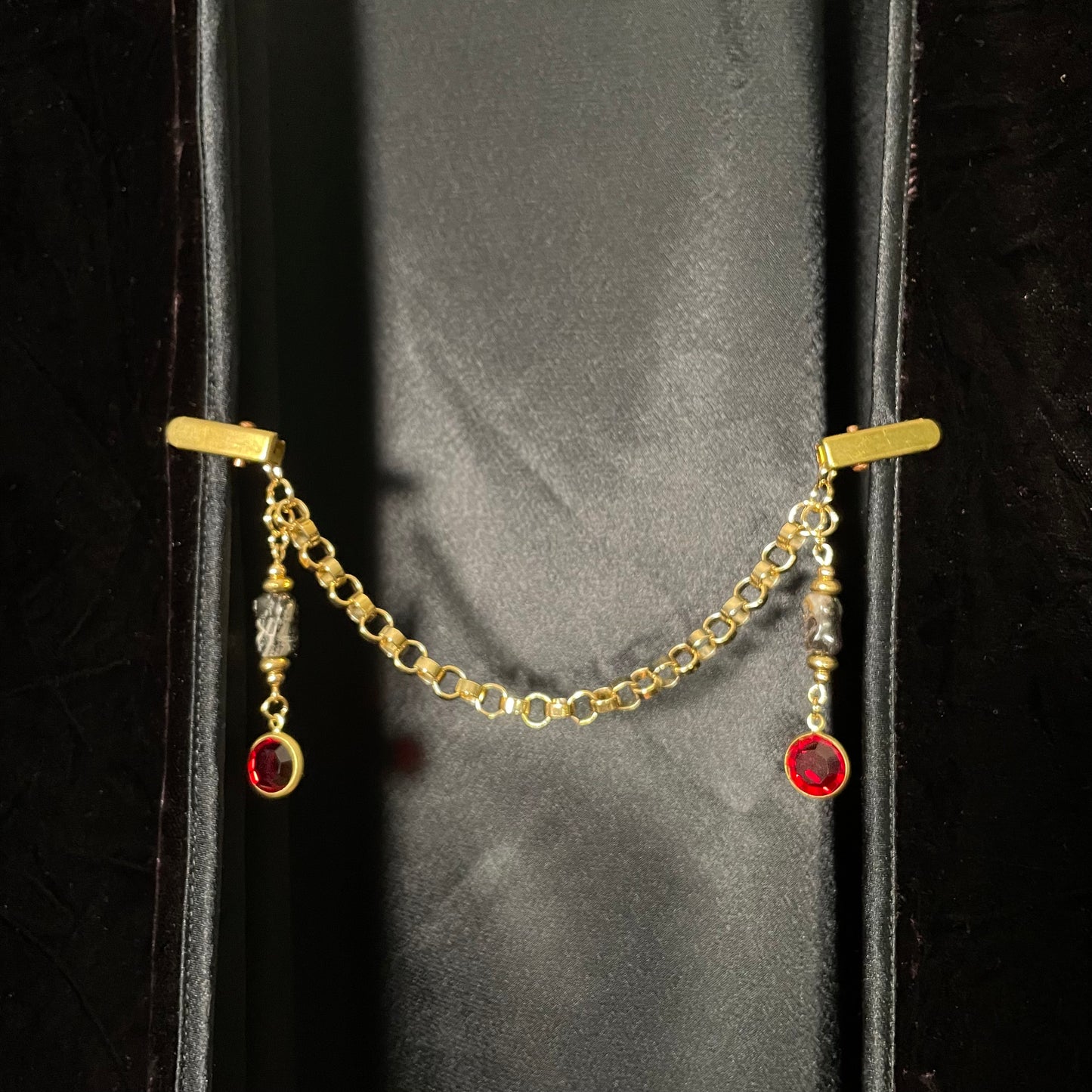 Garland chain goldtone collar clip